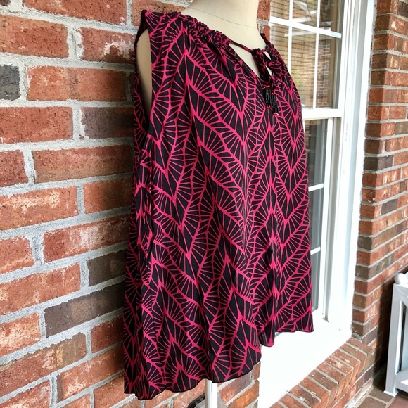 Escapada Sleeveless V-Neck Blouse with Beaded Ties - Picture 4 of 9